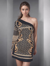 Robe courte asymétrique à col diagonal et perles